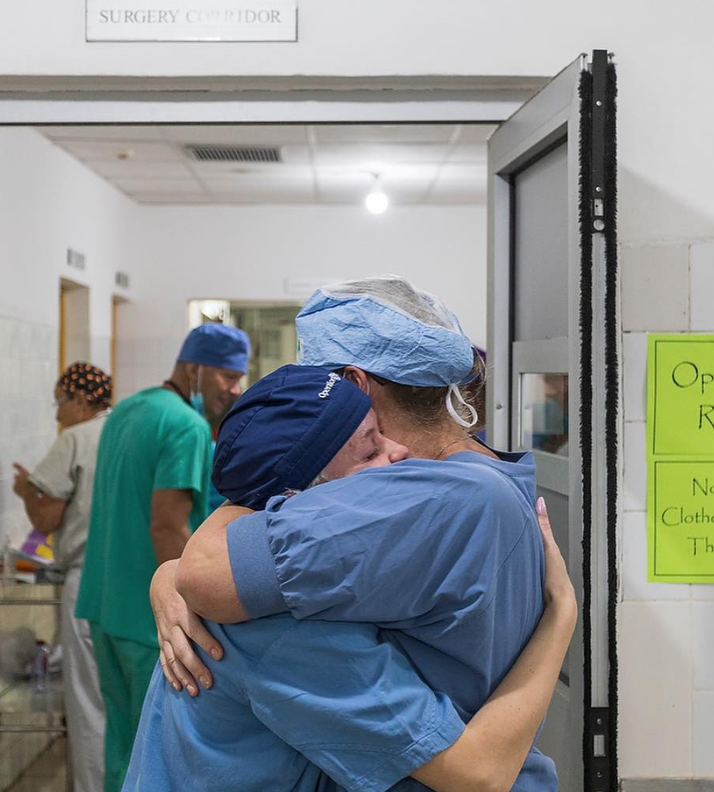 Zara och Hanna kramar om varandra efter en operation Zara och Hanna kramar om varandra efter en operation